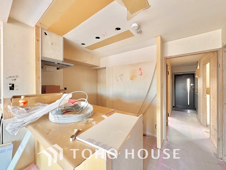 キッチン 《改装中》【Kitchen】調理しながらもご家族のお顔が見れるカウンターキッチン。ついつい料理中お子様の様子が気になるもの。安心してお料理に取り組んでいただけます。会話だって自然とはずむはず。