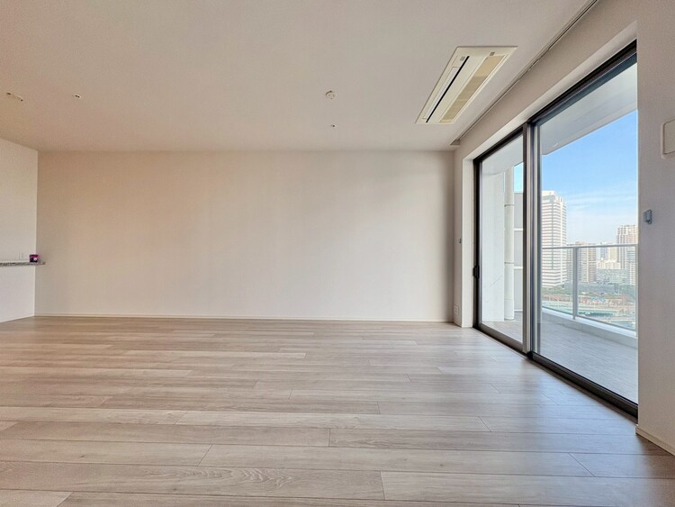 居間 居心地の良い空気感は、暮らしのステージを彩り、心からのやすらぎと満足感を与えてくれます。