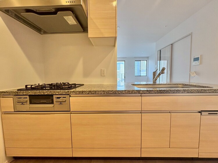 キッチン スマートな意匠と充実の機能を備えたキッチンが、暮らしにおいしい彩りを添えます。