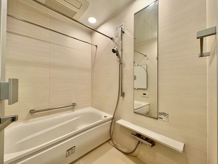 風呂 一日の疲れを癒すバスルームは、心地よいリラックスを叶える清潔感溢れる空間です。