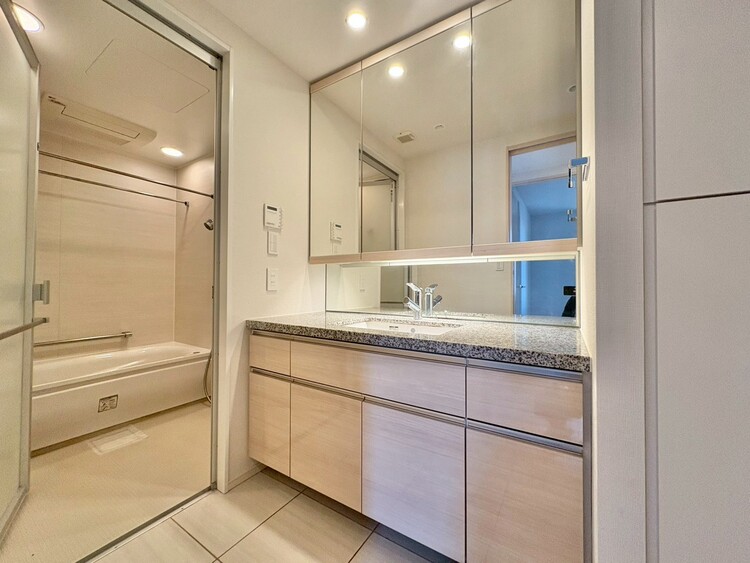 洗面 何かと物が増える場所だからこそ、スッキリと見映えの良い空間に。