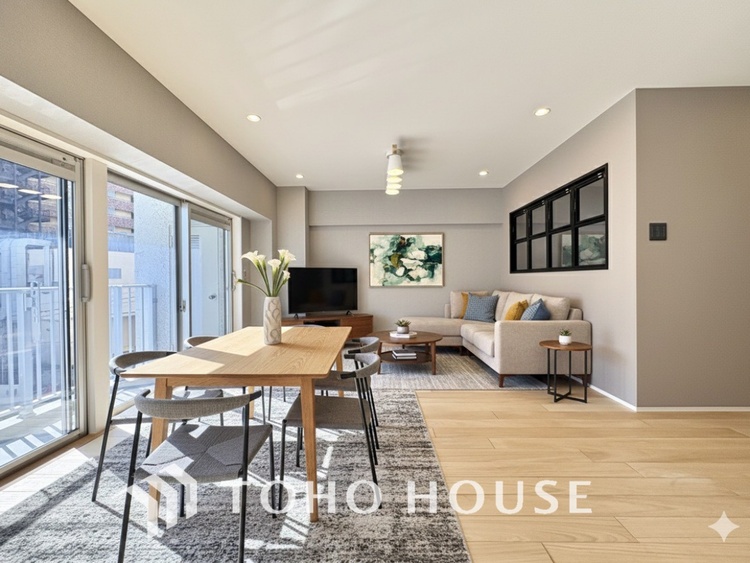 内装 【LIVING】◆煌びやか◆愛おしい家族との団欒の時間をより一層幸せなものに感じさせる煌びやかなLDK。輝かしい毎日が待っています。※この画像の家具の配置には、CGによる加工を施しております。