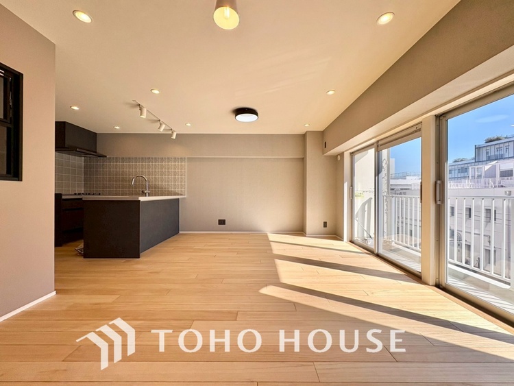 内装 【LIVING】◆眩い◆光が燦々と入り、家族の笑顔を照らす。「いつまでも続いて」と願う夢のような毎日がここにある。