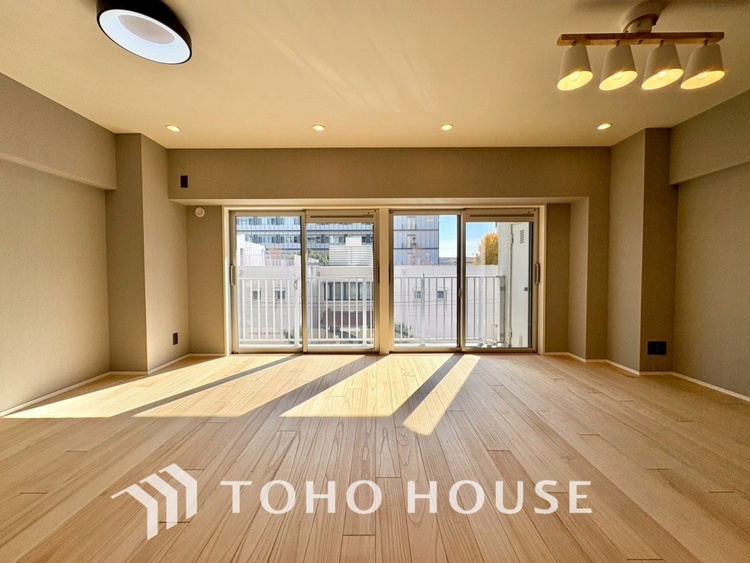 内装 【LIVING】◆陽光◆が差し込む。この開放的なLDKに家族の笑顔が集う。家族が一緒に過ごす空間は明るく、そして居心地よく。