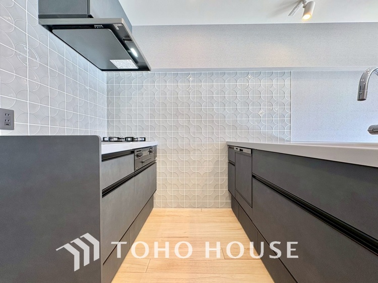 キッチン 【KITCHEN】◆ワクワク◆開放的で機能性も高いシステムキッチン。お子様は毎日のご飯にワクワク！