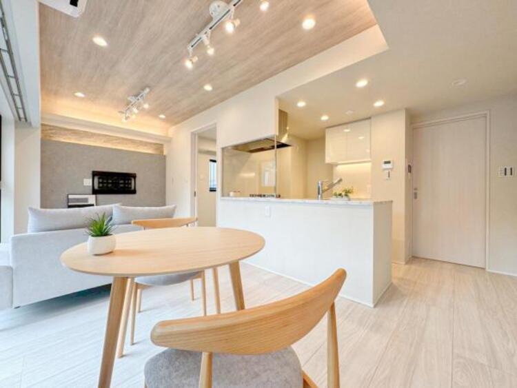 内装 リビングにあふれる採光と心地よい風のつどう調和された空間！！生活を彩る充実した日々が過ごせそうです。家族の滞在期間が長くなることを予測して、設計士が思いと工夫をこらした自慢のリビングダイニング！！！