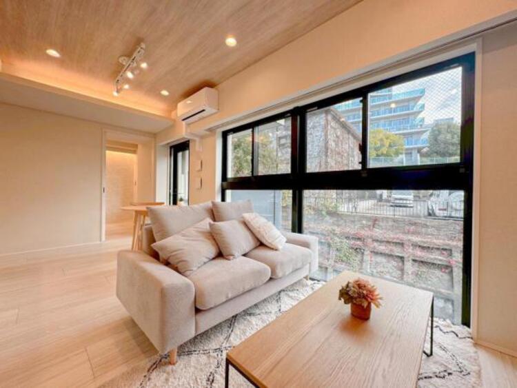 内装 開放感とプライベート感が見事に両立されたリビングダイニング！通常では相反するファクターがともにそろうと極上のくつろぎ空間が生まれます。だれにも譲りたくない至福の空間で過ごす日々は生活をより豊かにします