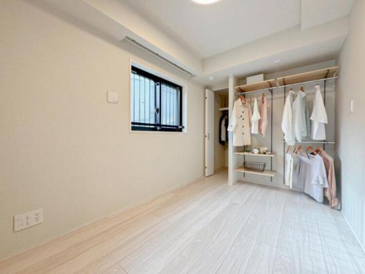 内装 居室はひとり時間を過ごせる安らげるお部屋として活用できます！収納スペースあり！荷物が多くても十分！！ベッドや勉強机、テレビなどを置きたい場合におすすめ！！過ごす時間が長くてもゆったり過ごせそうですね！