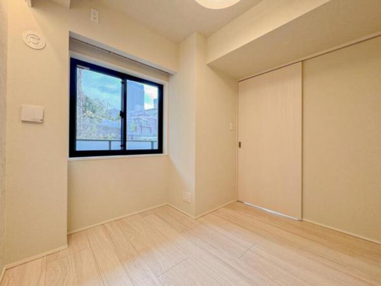 内装 自分の時間を充実させながら心豊かにできるプライベート空間！！穏やかな寛ぎを届ける仕様のゆとりある居室。個室のお部屋が欲しいという要望に応える設計で、過ごす時間が長くてもゆったり落ち着いて過ごせそう！！