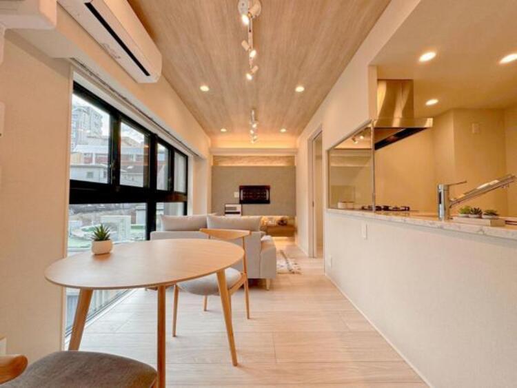 居間 家族の会話や笑顔が行き交うリビングで、子供を走り回らせたい。ダイニングテーブルでゆったり食事を堪能。光と風が溢れる開放的なリビングダイニングには、くつろぎの空間を生み自然と家族みんなが集まってきます