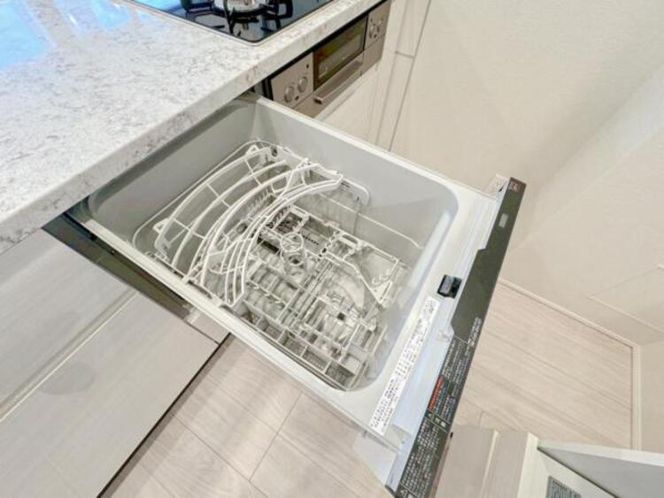 居間 最新のシステムキッチンは使い勝手が良好です。　　気持ちよく料理ができます。