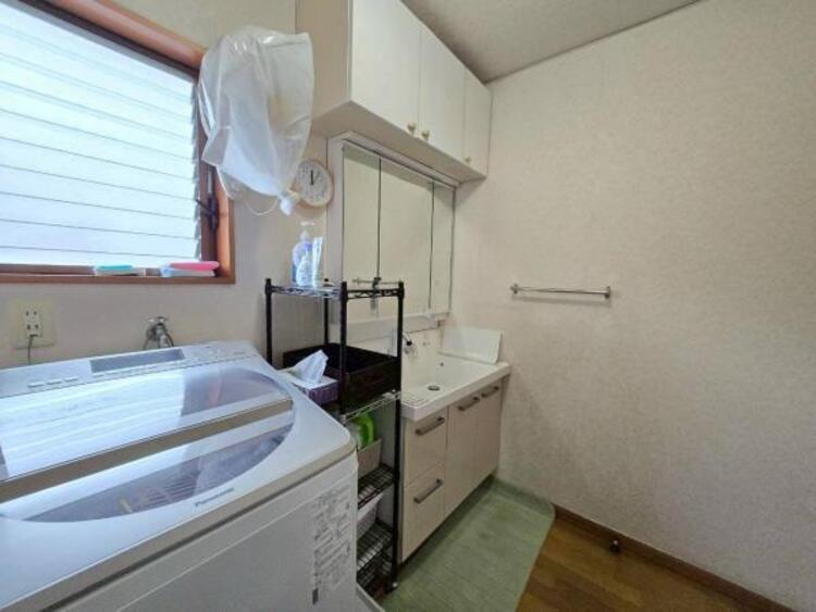 洗面 三面鏡付きの洗髪洗面化粧台です