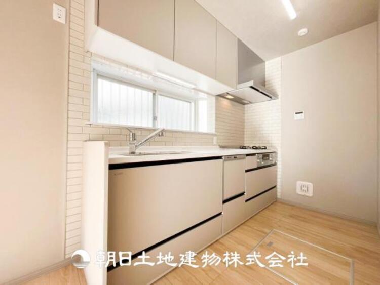 キッチン 【キッチン】シンプルで使いやすいデザインにこだわったキッチン。プライベートスペースを彩るインテリアとしての美しさと、快適な日常を支える機能性と強さがひとつになった自慢のキッチンです。