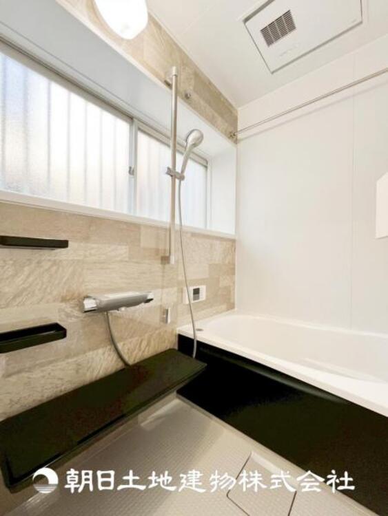 風呂 【浴室】上品な色合いが魅力のバスルームは、ほっと落ち着く空間を作り出しています。広々とした浴槽で体を癒やしながら、疲れを取り除けるような仕様です。お子様と一緒に楽しく入るのもいいですね。