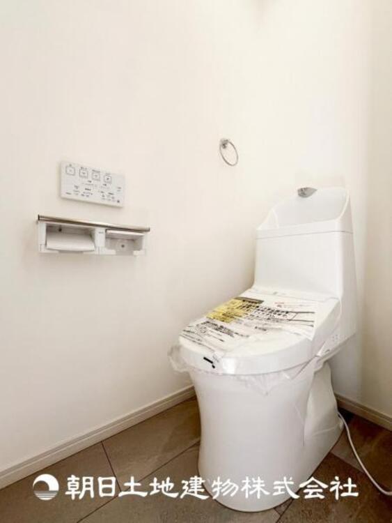 トイレ 【トイレ】家族みんなが毎日使う場所だから。お掃除がしやすい方はいい。いつまでも清潔な空間を保てるように、汚れをふき取り易いフロアと壁紙をチョイス致しました。洗浄便座になっておりますので、とても清潔にご使用いただけます。