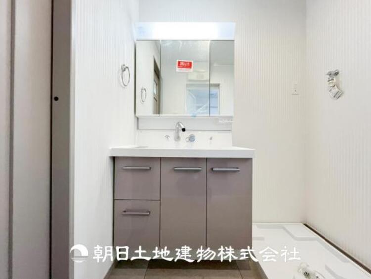 洗面 【洗面化粧台】慌ただしい1日が始まり、充実した1日の終わりを締めくくる洗面所。快適に過ごせることはもちろん、収納や機能性を兼ね備えた洗面化粧台です。快適に過ごせることはもちろん、収納や機能性を兼ね備えた洗面化粧台です。