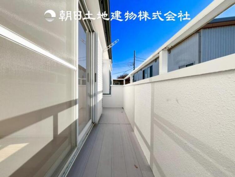 バルコニー 【バルコニー】温かい太陽を感じる事ができるのは、目の前に遮るものが無いから。彼方に広がる風景が絵画のように広がります。