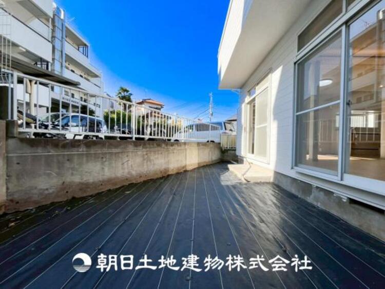 その他 【お庭】年中大活躍のプライベート空間になるお庭は、ご家族の団らんの場として最適なスペース。夏場にはご家族やご友人を招待してのＢＢＱやお子様の水遊びも楽しめますね！家族の思い出作りの場として。