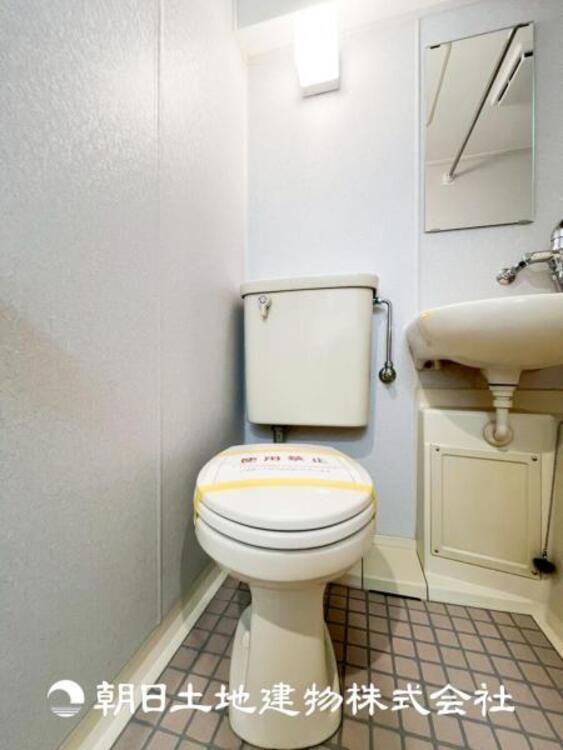 トイレ 【トイレ】家族みんなが毎日使う場所だから。お掃除がしやすい方はいい。いつまでも清潔な空間を保てるように、汚れをふき取り易いフロアと壁紙をチョイス致しました。洗浄便座になっておりますので、とても清潔にご使用いただけます。