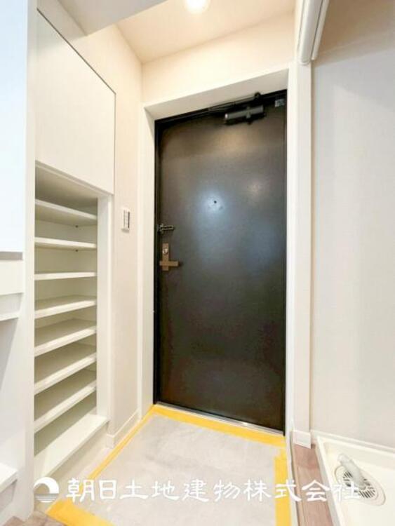 その他 【玄関】大切な家族、お客様をお迎えする玄関は住宅の入口。仕事が終わって疲れた日でも、あなたを受け入れてくれます。