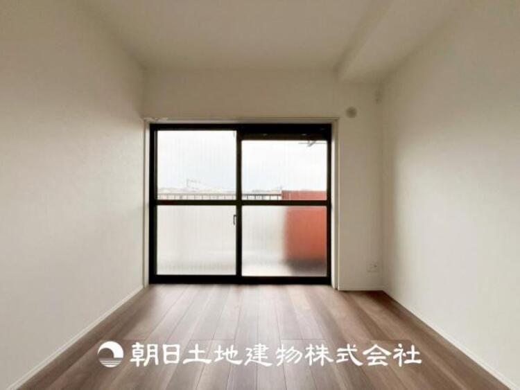 内装 【居室】ご自宅で快適に過ごす条件は、一人ひとり違います。個性が強すぎないシンプルな内装とシンプルなデザインで統一しております。居住していく中であなただけの【幸せマイホーム】を創り上げて下さい。