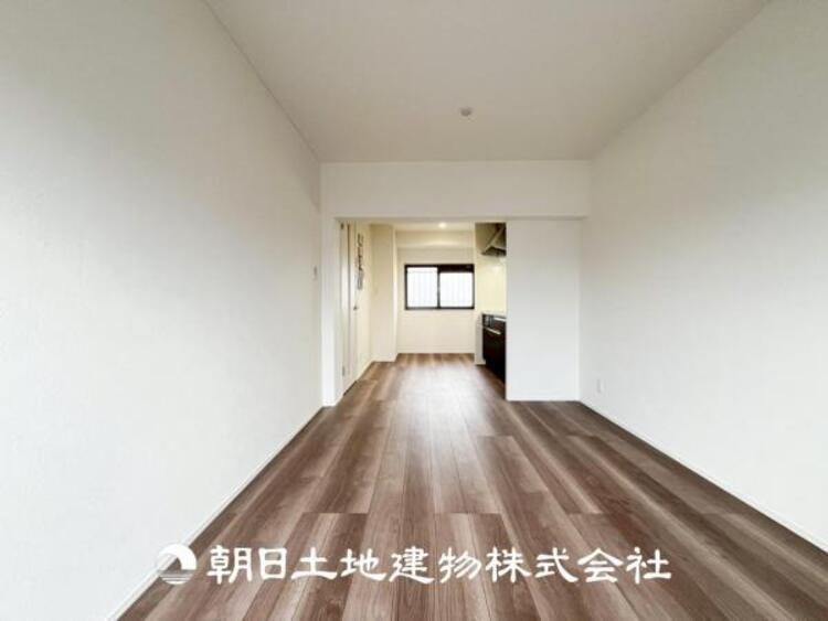 居間 【リビング】1日の中で最も長い時間を過ごすことになるリビングだからこそ、いつも笑顔があふれる空間であるように。広々とした空間から幸せな未来を。1日の中で最も長い時間を過ごすリビングは、笑顔があふれる空間です。広々とした空間から幸せな未来を。