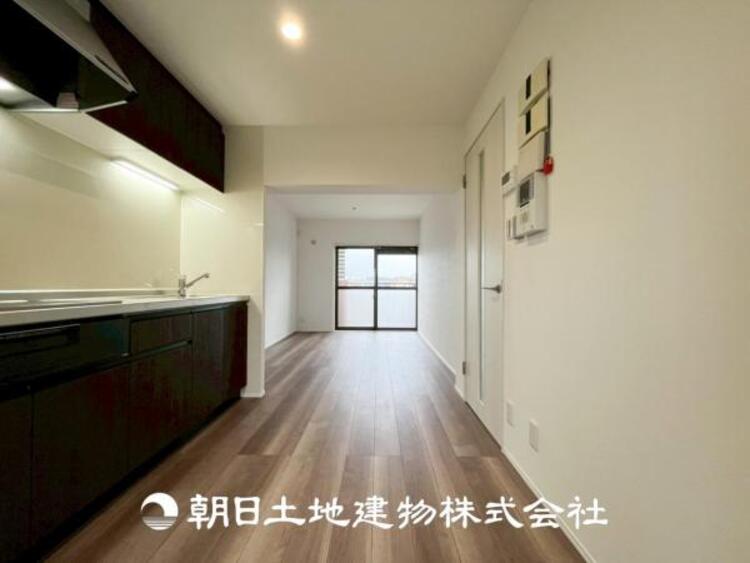 居間 【リビング】開放的で明るい空間が広がるLDK。リビングには暖かな太陽が降り注ぎ、爽やかな住空間です。お友達を呼んでお茶をしたり、一緒に料理を楽しみながら楽しい時間を。