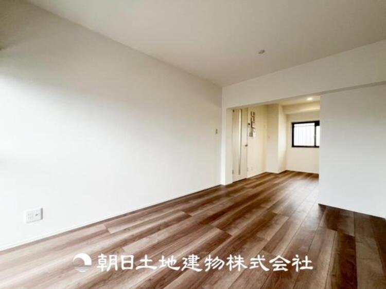 居間 【ダイニング】温かい色合いのフローリングと清々しい爽やかなクロスが明るい空間を創り出しているダイニングキッチン。ゆっくりと過ごす空間に相応しく、ここで楽しむ時間が家族や友人との絆をより深めてくれそうです。