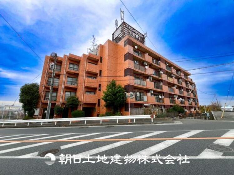 外観 【外観写真】表現された空間はたくさんの光を浴び、風を感じ、暮らしの時間を豊かにしてくれます。デザインされた空間と競い合うかのような充実した建物と共に大切な家族の思い出を刻んでいきます。