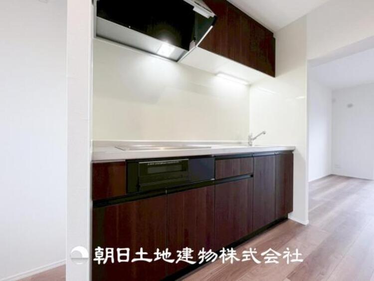 キッチン 【キッチン】仲良しなご夫婦、お子様、みんなでお料理ができる程の贅沢なスペースを実現したキッチンとなっております。みんなで作った料理を召し上がりながらの会話は盛り上がること間違いなしです。