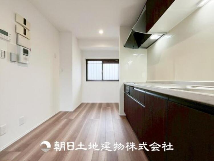 キッチン 【キッチン】シンプルで使いやすいデザインにこだわったキッチン。プライベートスペースを彩るインテリアとしての美しさと、快適な日常を支える機能性と強さがひとつになった自慢のキッチンです。