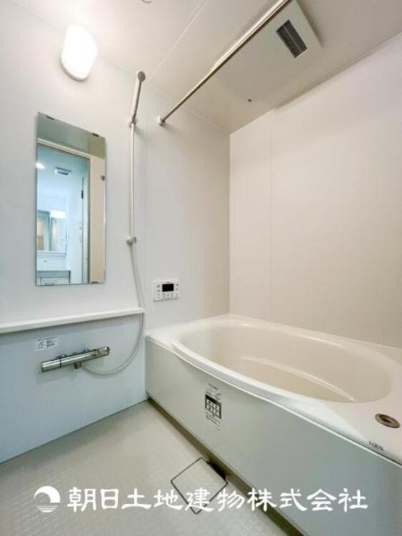 風呂 【浴室】上品な色合いが魅力のバスルームは、ほっと落ち着く空間を作り出しています。広々とした浴槽で体を癒やしながら、疲れを取り除けるような仕様です。お子様と一緒に楽しく入るのもいいですね。