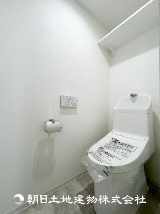 トイレ 【トイレ】家族みんなが毎日使う場所だから。お掃除がしやすい方はいい。いつまでも清潔な空間を保てるように、汚れをふき取り易いフロアと壁紙をチョイス致しました。洗浄便座になっておりますので、とても清潔にご使用いただけます。