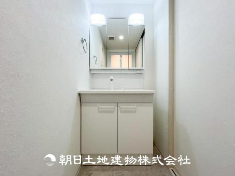 洗面 【洗面化粧台】慌ただしい1日が始まり、充実した1日の終わりを締めくくる洗面所。快適に過ごせることはもちろん、収納や機能性を兼ね備えた洗面化粧台です。快適に過ごせることはもちろん、収納や機能性を兼ね備えた洗面化粧台です。