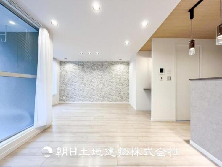 居間 【リビング】1日の中で最も長い時間を過ごすことになるリビングだからこそ、いつも笑顔があふれる空間であるように。広々とした空間から幸せな未来を。1日の中で最も長い時間を過ごすリビングは、笑顔があふれる空間です。広々とした空間から幸せな未来を。