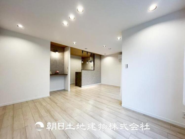 居間 【リビング】リビングにはみんなが集い、食事や楽しい会話が始まる。話に夢中になりすぎて、ついつい時を忘れてしまう。そんな束の間の幸せを感じさせてくれる場所。お子様の勉強スペースとしても活用できます。