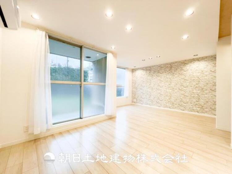 居間 【リビング】大切なご家族、招いた友人と過ごすひと時を溢れる光が優しく包み込む空間。大切な人とともに、心穏やかに過ごすひととき。家族との時間、自分の時間を大切にできる空間を作りました。