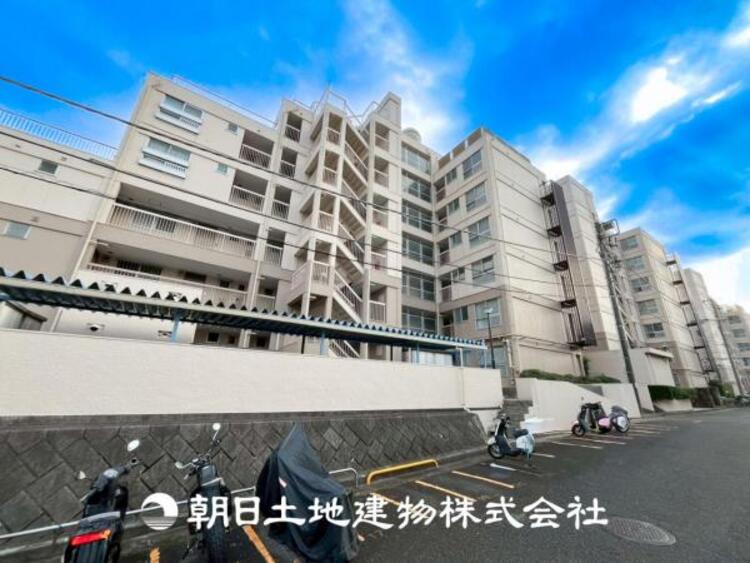 外観 【外観写真】表現された空間はたくさんの光を浴び、風を感じ、暮らしの時間を豊かにしてくれます。デザインされた空間と競い合うかのような充実した建物と共に大切な家族の思い出を刻んでいきます。