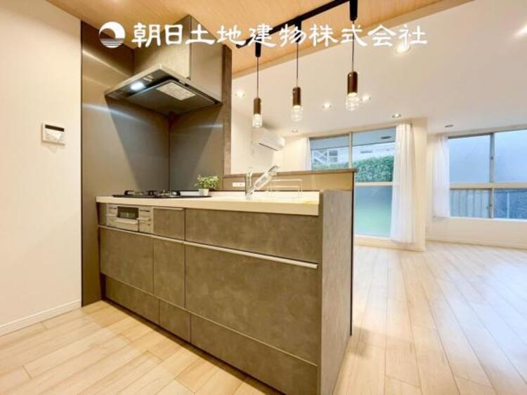 キッチン 【キッチン】仲良しなご夫婦、お子様、みんなでお料理ができる程の贅沢なスペースを実現したキッチンとなっております。みんなで作った料理を召し上がりながらの会話は盛り上がること間違いなしです。