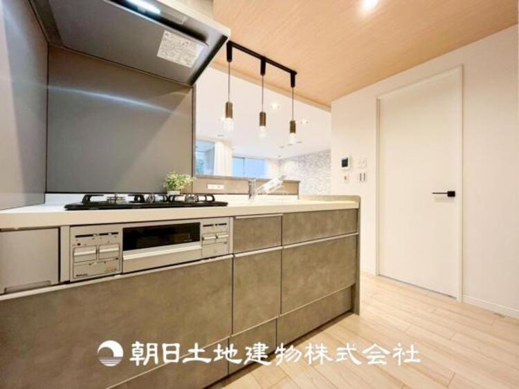 キッチン 【キッチン】住宅の主役でもあり、日常生活を過ごす上で重要な水回りでもあるからこそ機能性・デザイン性に拘りました。お掃除のしやすいシステムキッチンを設置しました。