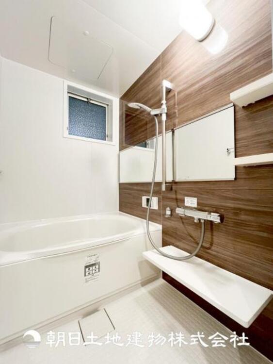 風呂 【浴室】上品な色合いが魅力のバスルームは、ほっと落ち着く空間を作り出しています。広々とした浴槽で体を癒やしながら、疲れを取り除けるような仕様です。お子様と一緒に楽しく入るのもいいですね。