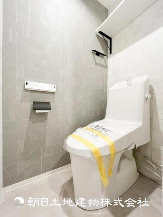 トイレ 【トイレ】家族みんなが毎日使う場所だから。お掃除がしやすい方はいい。いつまでも清潔な空間を保てるように、汚れをふき取り易いフロアと壁紙をチョイス致しました。洗浄便座になっておりますので、とても清潔にご使用いただけます。