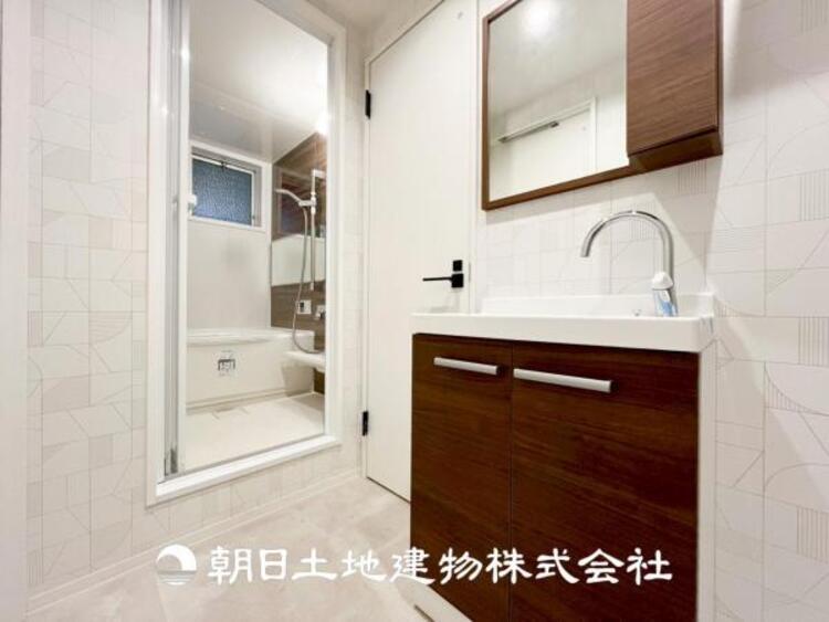 洗面 【洗面化粧台】慌ただしい1日が始まり、充実した1日の終わりを締めくくる洗面所。快適に過ごせることはもちろん、収納や機能性を兼ね備えた洗面化粧台です。快適に過ごせることはもちろん、収納や機能性を兼ね備えた洗面化粧台です。