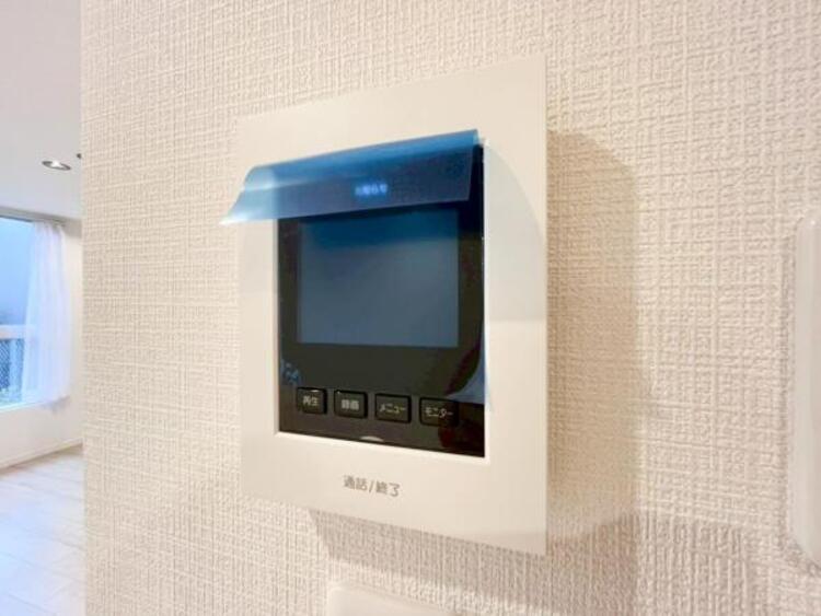 設備 【モニター付きインターホン】訪問者の確認が出来るので、セキュリティ対策にも最適のモニター付きインターホン。