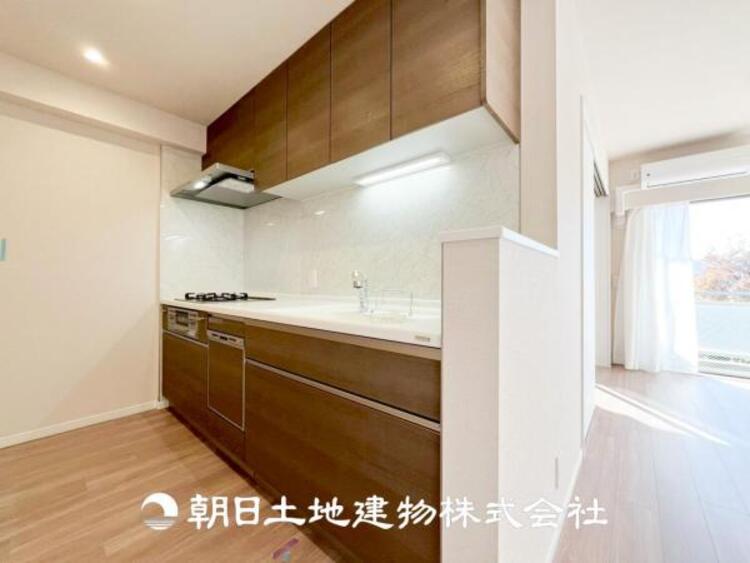 キッチン 【キッチン】住宅の主役でもあり、日常生活を過ごす上で重要な水回りでもあるからこそ機能性・デザイン性に拘りました。お掃除のしやすいシステムキッチンを設置しました。