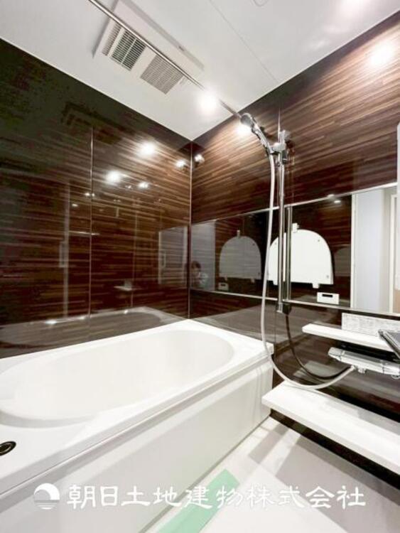 風呂 【浴室】上品な色合いが魅力のバスルームは、ほっと落ち着く空間を作り出しています。広々とした浴槽で体を癒やしながら、疲れを取り除けるような仕様です。お子様と一緒に楽しく入るのもいいですね。