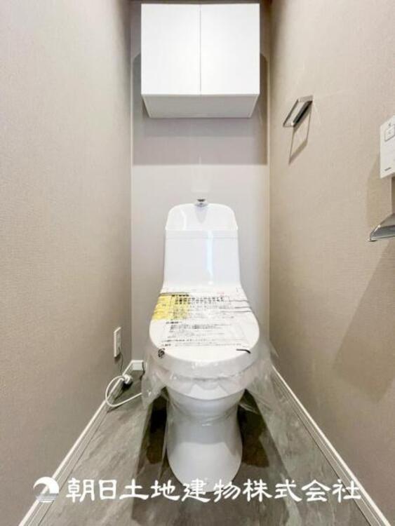 トイレ 【トイレ】家族みんなが毎日使う場所だから。お掃除がしやすい方はいい。いつまでも清潔な空間を保てるように、汚れをふき取り易いフロアと壁紙をチョイス致しました。洗浄便座になっておりますので、とても清潔にご使用いただけます。