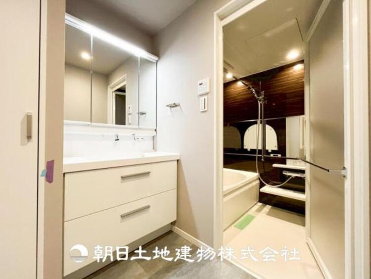 洗面 【洗面化粧台】慌ただしい1日が始まり、充実した1日の終わりを締めくくる洗面所。快適に過ごせることはもちろん、収納や機能性を兼ね備えた洗面化粧台です。快適に過ごせることはもちろん、収納や機能性を兼ね備えた洗面化粧台です。