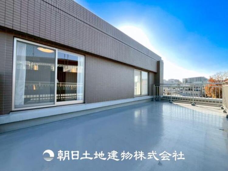 バルコニー 【バルコニー】温かい太陽を感じる事ができるのは、目の前に遮るものが無いから。彼方に広がる風景が絵画のように広がります。