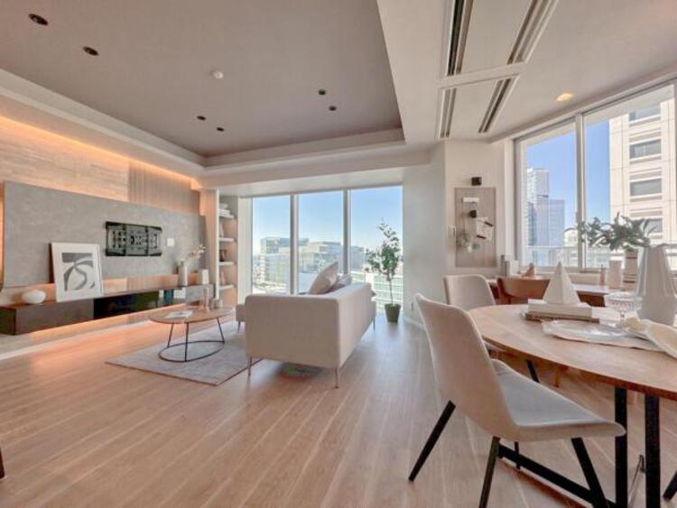 居間 家族の会話や笑顔が行き交うリビングで、子供を走り回らせたい。ダイニングテーブルでゆったり食事を堪能。光と風が溢れる開放的なリビングダイニングには、くつろぎの空間を生み自然と家族みんなが集まってきます